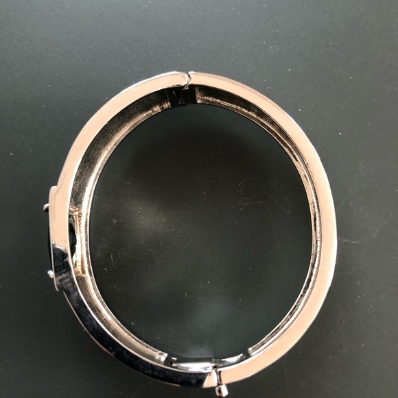 Gorgeous green stoned bracelet set in metal alloy - Picture 2 of 8